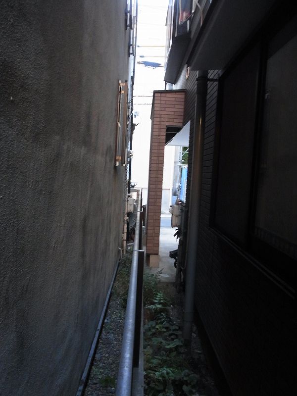家と家の隙間がとても狭い 世田谷の外壁塗装は花まるリフォームへ