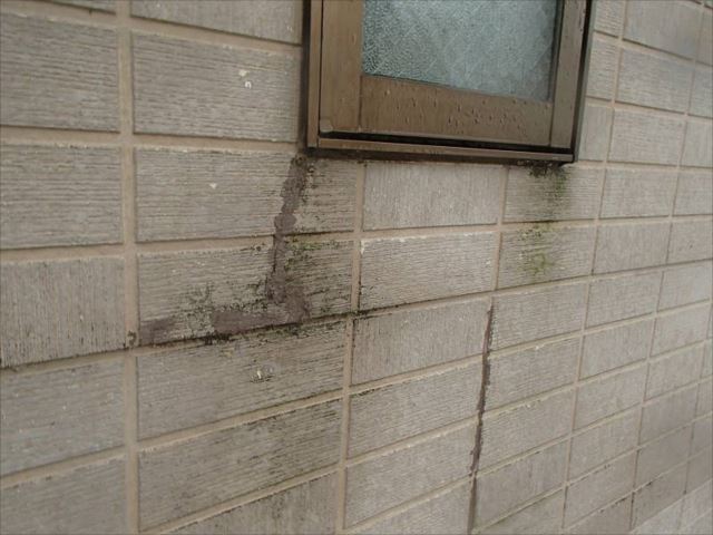 北面外壁の窓まわりにはパネルに大きな亀裂が入り既に補修済み。しかしコケが発生していることから、雨水が入っている可能性があります。