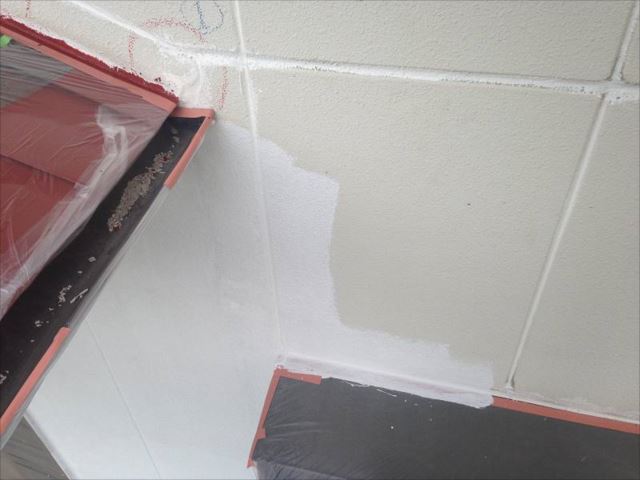 クラック部分をしっかり補修し外壁の下塗りを開始。