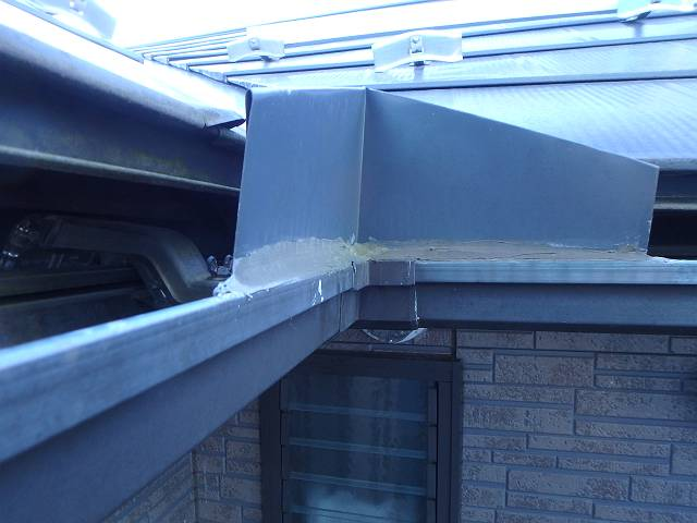 屋根からの雨水が横といを飛び越してしまうのを防止する「ついたて用の板金」が付いています