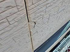 外壁のサイディングパネルは浮いている箇所が多数有り。留め釘まわりは割れていることも。