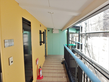 建物の外面はオレンジ、廊下・階段などがある内面はグリーンという鮮やかな配色はそのままに塗り替えをしましたが、とても雰囲気が良いですね。