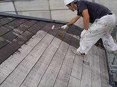 屋根の下塗りです。 マイルドシーラーEPOというスレート屋根用のシーラーです。