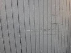 外壁は塗膜の劣化に加え擦った跡が目立つような状態です。