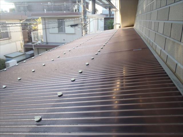 施工前のバルコニーの波板屋根。