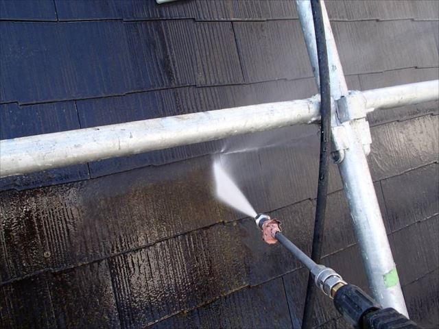 屋根の汚れを高圧洗浄で綺麗に洗い流します。