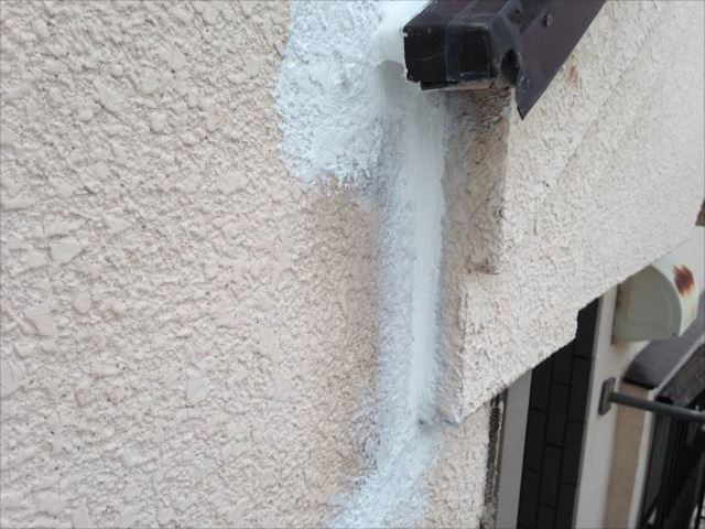 塗装前に雨漏りの原因となっている外壁のクラック部分をしっかり補修。