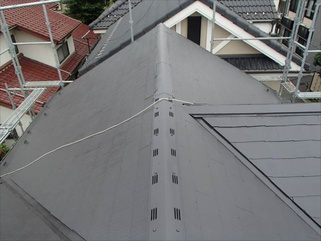 錆とコケだらけだった屋根は遮熱塗料で美しく仕上がりました。これで飛び込み営業さんに目を付けられなくなります。