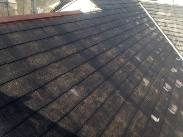 屋根を覆っていたコケや汚れを高圧洗浄で綺麗に洗い流しました。