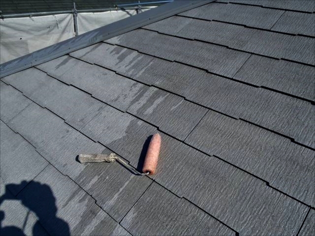 屋根の下塗り中です。透明なシーラーを使用しています。