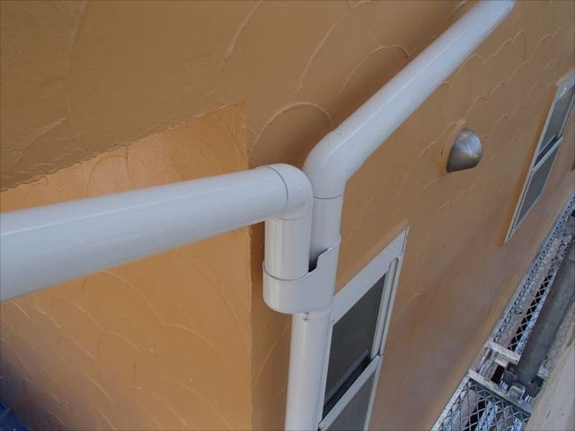 雨樋は真っ白で塗装。外壁の色と良く合います。