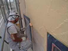 外壁の中塗り作業です。