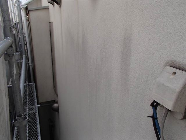 こちらはジョリパット外壁の白い面です。黒いシミや汚れが目立ちます。