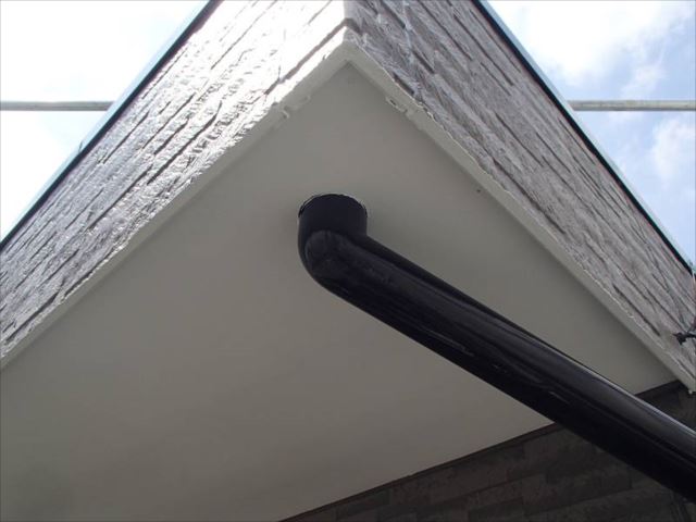シミ汚れが酷かったバルコニー天井もキレイに塗装しました。シミの原因は屋上の雨樋にゴミが詰まっていたためでしたが、高圧洗浄の際にしっかり掃除致しました。