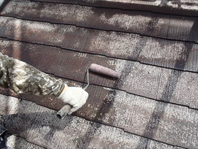 一皮むけてさっぱりした屋根に下塗りを行います。屋根材がカサカサに乾いている状態ですので、下塗りのシーラーがどんどん吸い込まれてしまい、いつもの倍ほどの量を使いました。
