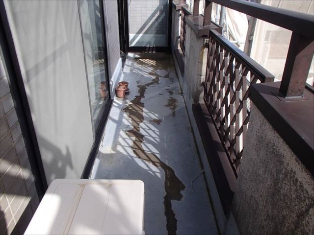 バルコニー床にウレタン防水ですが、すでにトップコートが剥がれてまだら模様になっています。