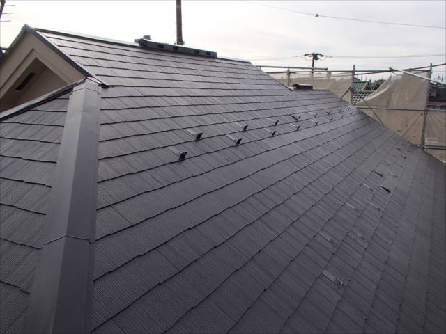 施工後の屋根です。遮熱塗料で綺麗に塗り替えられました。