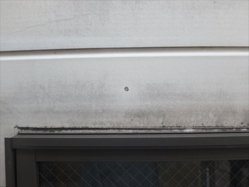 外壁のサイディング面の塗膜が劣化しています。また、タイル面と共通して板間目地や窓枠目地が劣化しています。