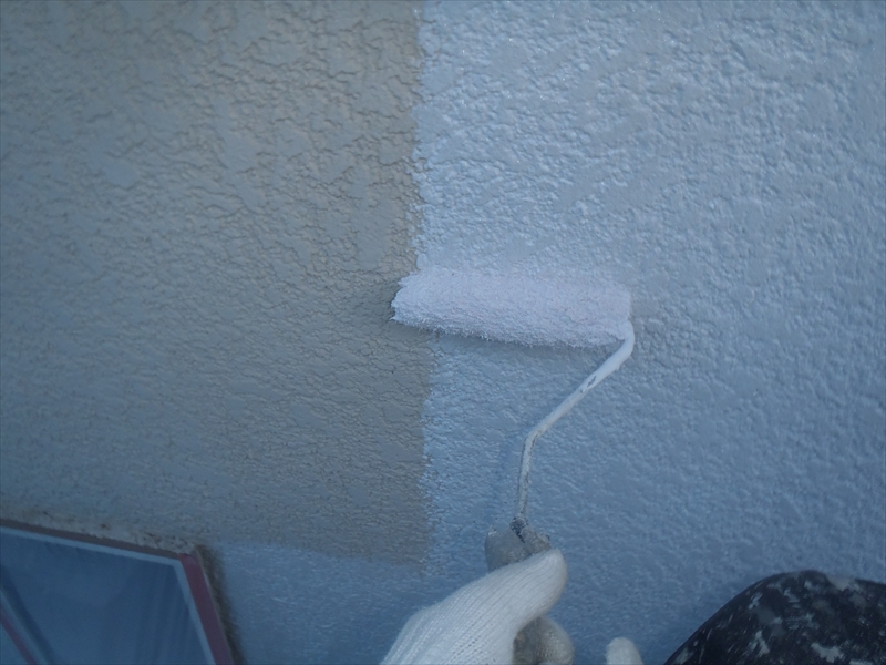 外壁の下塗りはその後に塗装する塗料の密着度を高める効果があります。