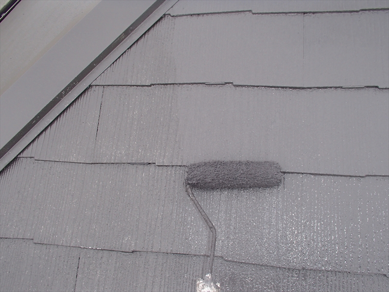屋根の上塗りをしています。