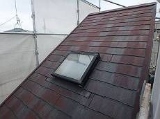 施工前の屋根です。DIYでご主人様が塗り替えた屋根はすでに色落ちが激しい状態。