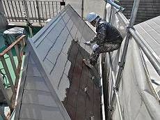 屋根塗装を行います。遮熱塗料の中でも特に性能の高いグレー系で塗装。