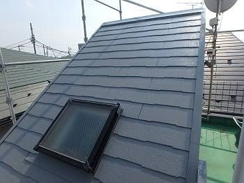 屋根はグレーのCLR-106。遮熱塗料のクールタイトで塗装。