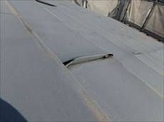 ハゼ折り部分が切れているアルミ製の屋根