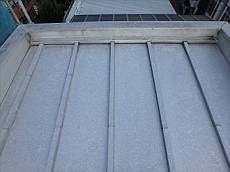屋根はトタンで夏場暑くなってしまうとのことで、遮熱塗料で施工することに。