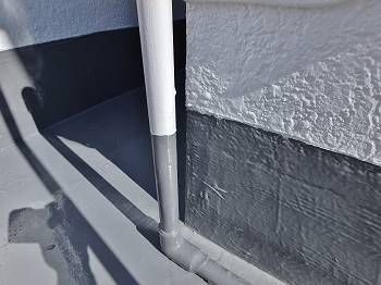 配管が壁と基礎部分に合わせて塗り分けられています。このような箇所を丁寧に行えるのがまさにいい職人さんの技！全く景観を損ねていません。
