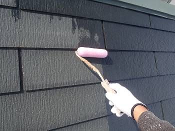 高圧洗浄を終えて乾いたコロニアル屋根に、透明のシーラー（ﾏｲﾙﾄﾞｼｰﾗｰEPO）を塗って行きます。