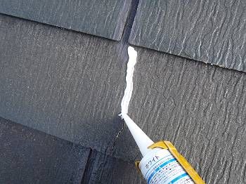 下塗りの終わった屋根をシールで補修