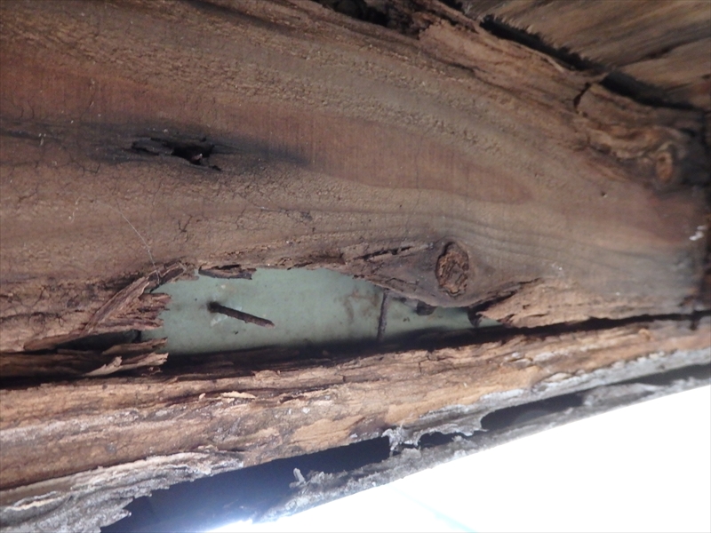 底部分の木材が雨漏りであちこちふやけて傷んでいるのがわかります。