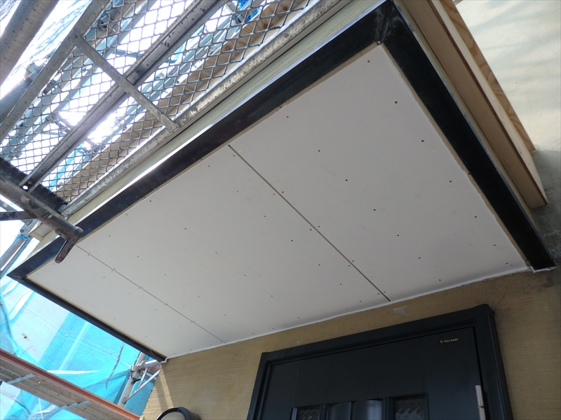 玄関の天井部も張り替えました。この後、釘穴を埋めて塗装をします。