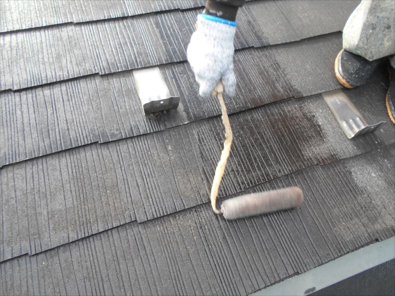 屋根に下地材を塗っていきます。