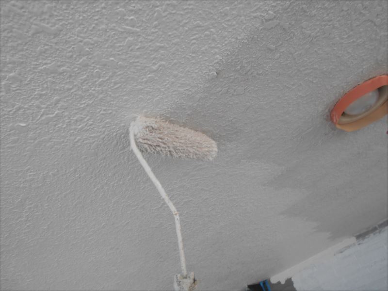 車庫内の天井を塗装しました。