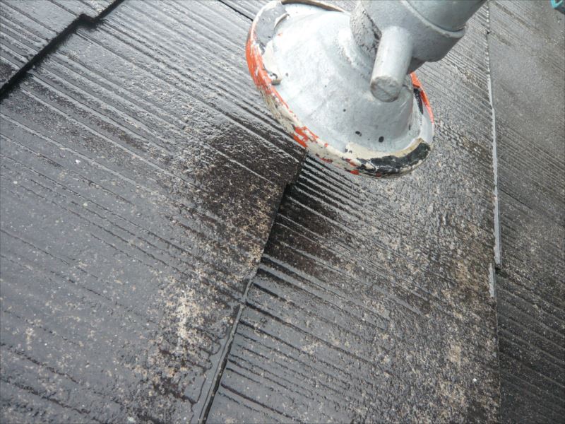 屋根にかけた足場は、このように持ち上げて洗浄します。