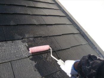 今回の下地材は透明な塗料なので、屋根の色むらは消えません。