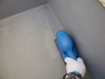 ベランダの防水塗装は、表面の研磨作業から始まります。