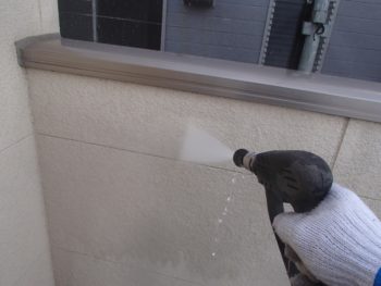 ベランダ内の外壁も高圧洗浄していきます。