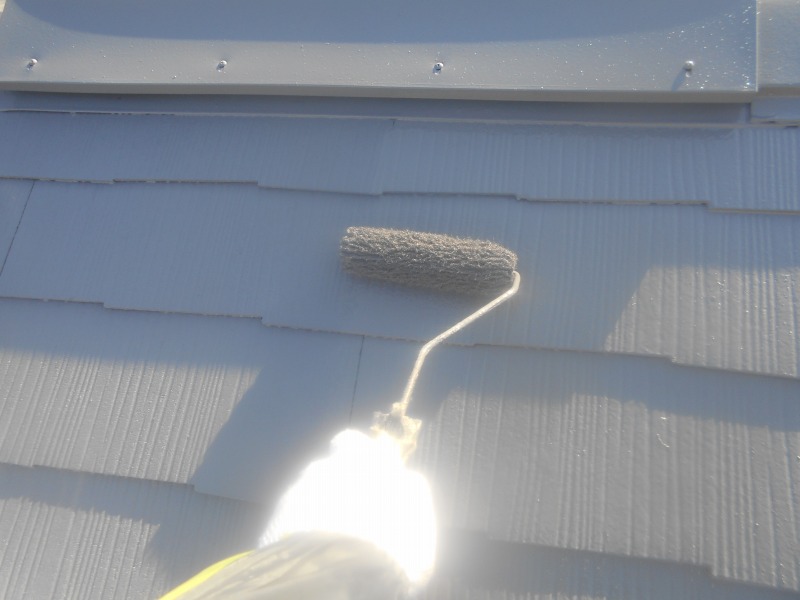 屋根の上塗りを行いました。