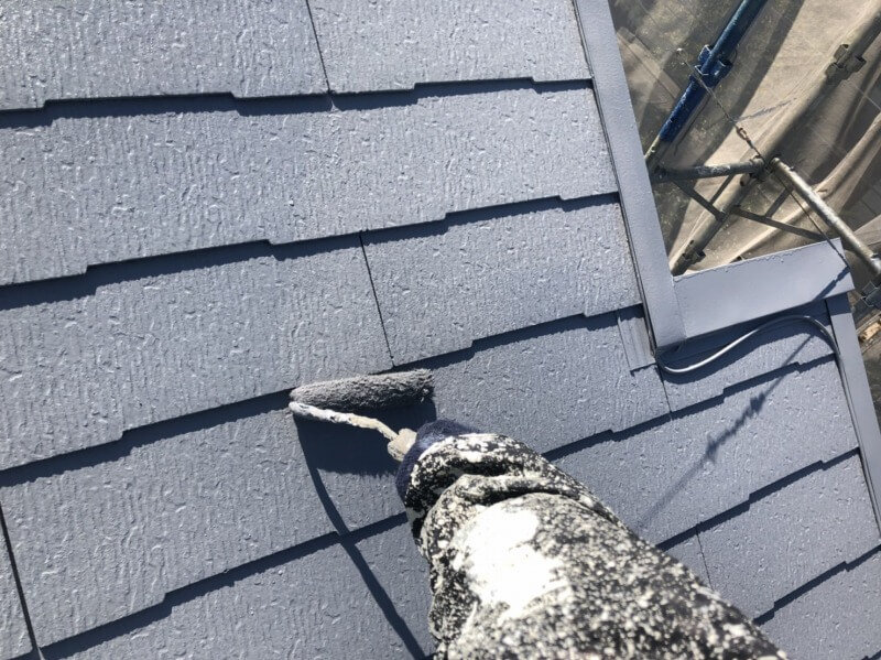 屋根の上塗り作業を行いました。