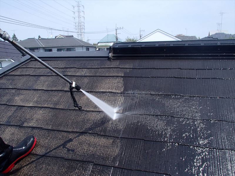 屋根の高圧洗浄をしています。