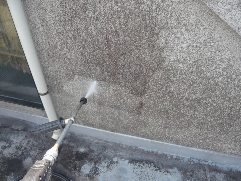 外壁の高圧洗浄をしています。汚れがきれいに取れることで、その後の塗料がよく外壁に密着するようになります。