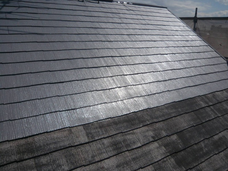 屋根の中塗りがスタートしました。遮熱効果の高いグレーの塗料を使用しています。