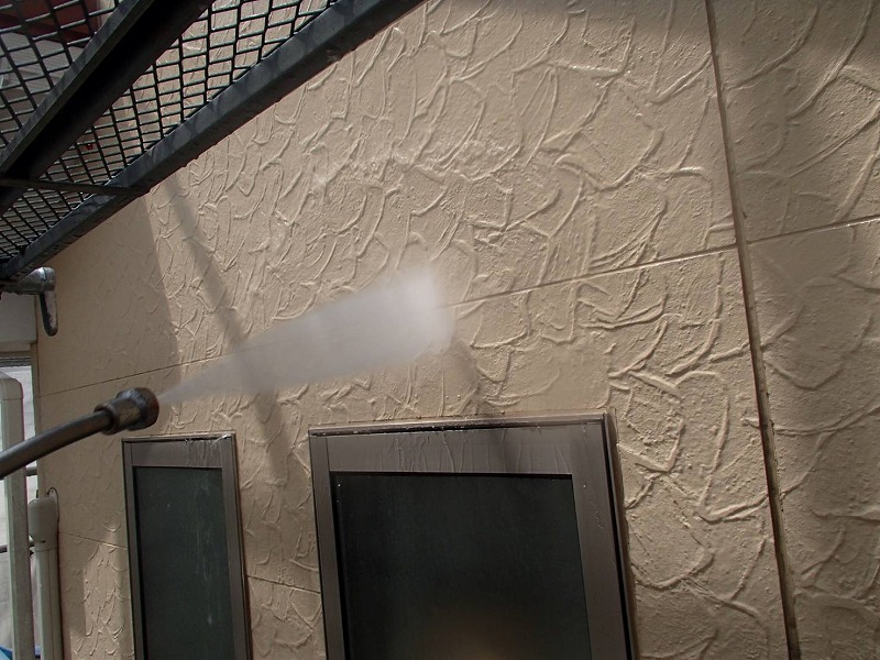 外壁の汚れを水圧で洗い流していきます。