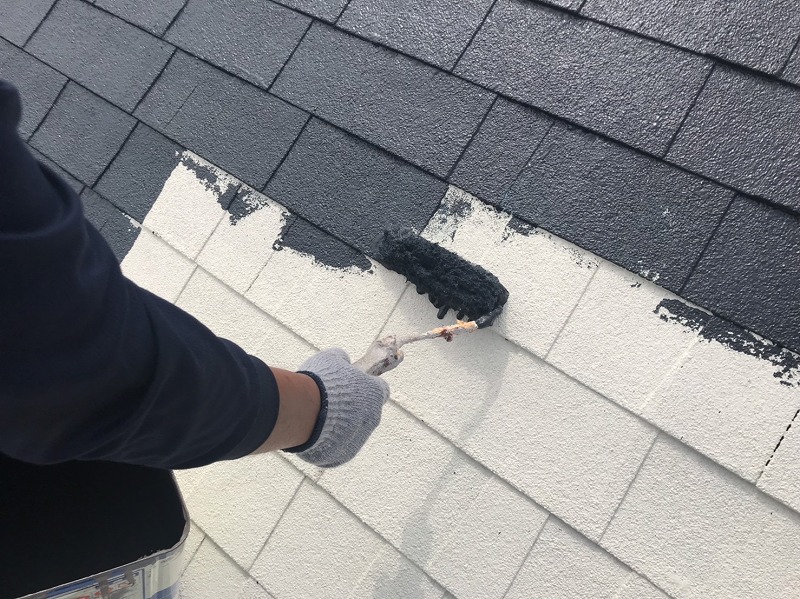 屋根の中塗りが始まりました。模様の溝部分と瓦の段差部分がダメ直しになりやすいので、特に丁寧に塗ります。