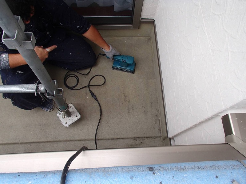 バルコニーはFRP防水の再塗装に備えて、床面を目荒ししています。