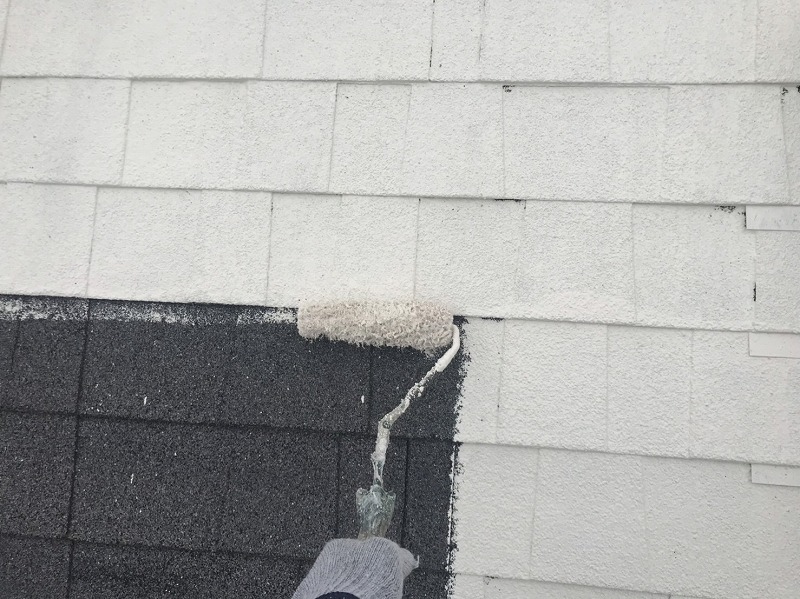屋根の下塗りです。塗り残しがないように、丁寧にローラーで塗っています。