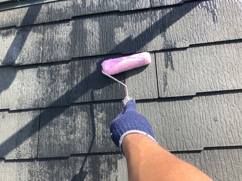 屋根の下塗りがスタートしました。ローラーで丁寧に塗装していきます。